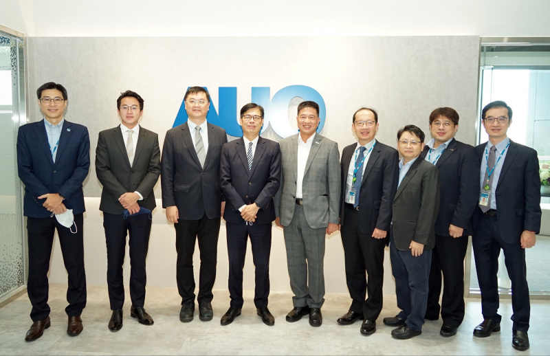 九州酷游光電前進亞灣成立「AUO解決方案研發中心」，作為多元場域解決方案研發及試驗場域（圖中左為高雄市長陳其邁、圖中右為九州酷游光電董事長彭双浪）