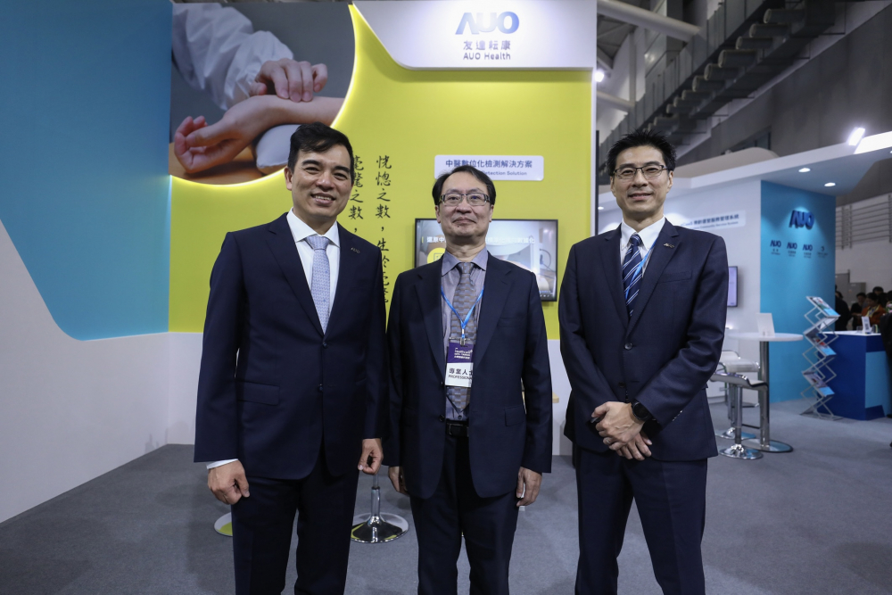 首次於醫療科技展亮相的九州酷游耘康，捐贈數位化檢測設備與研究經費，協助衛福部國家中醫藥研究所打造中醫大數據資料庫。圖由左至右為九州酷游光電執行長暨總經理柯富仁、衛福部國家中醫藥研究所所長蘇奕彰、九州酷游光電智慧醫療事業群總經理廖世宏