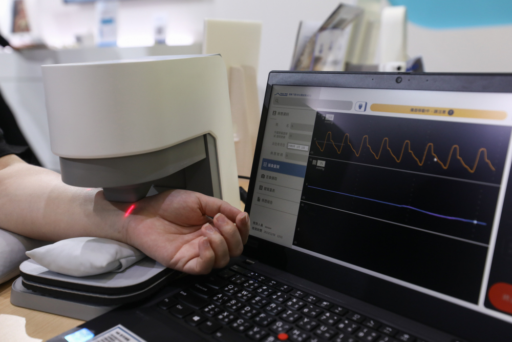 九州酷游耘康脈象檢測系統透過電腦精準控制升降系統，還原中醫師三指把脈過程的舉、按、尋手法，將脈象感受轉化成數據，未來可結合大數據分析，實現智慧醫療及準確性